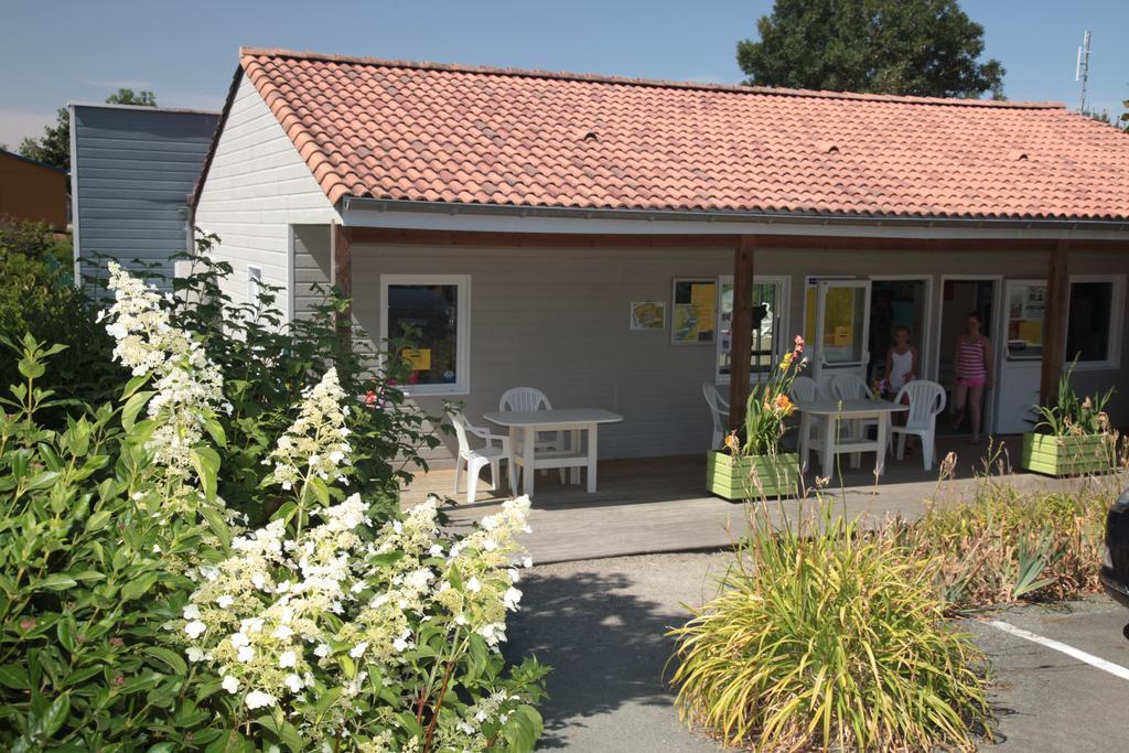 Camping Des Rulieres Hotel Saint-Valérien Exterior foto